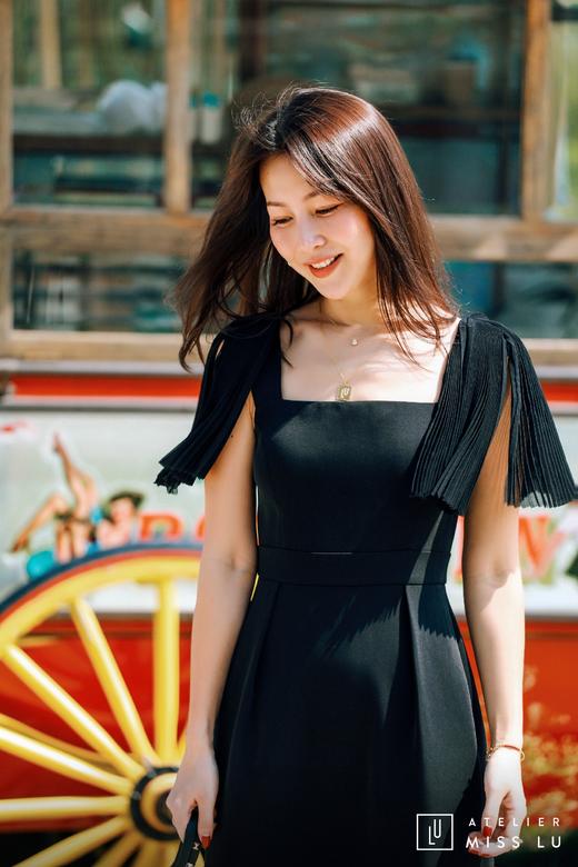 AtelierMissLu / Debbie-黑色吊带风琴褶装饰连身裙 商品图0