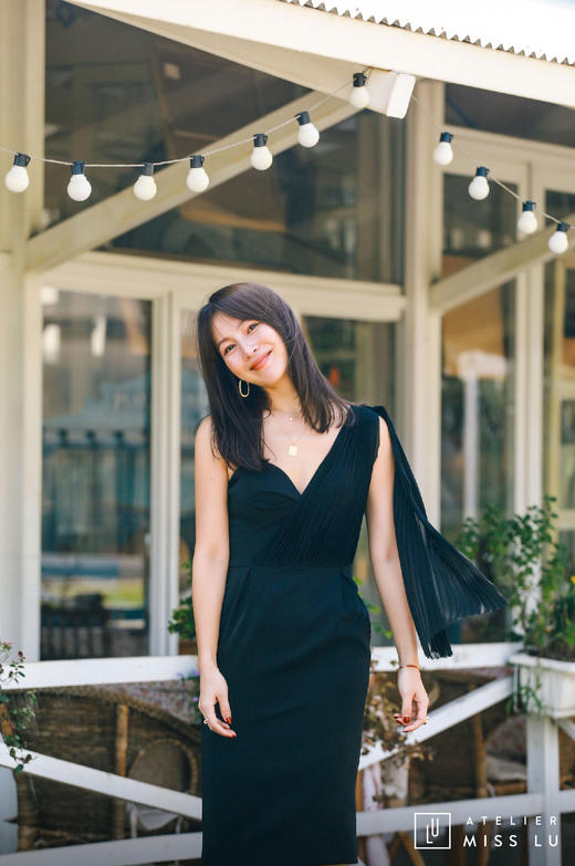 AtelierMissLu / Sinead-黑色单肩风琴褶飘带连身裙 商品图1