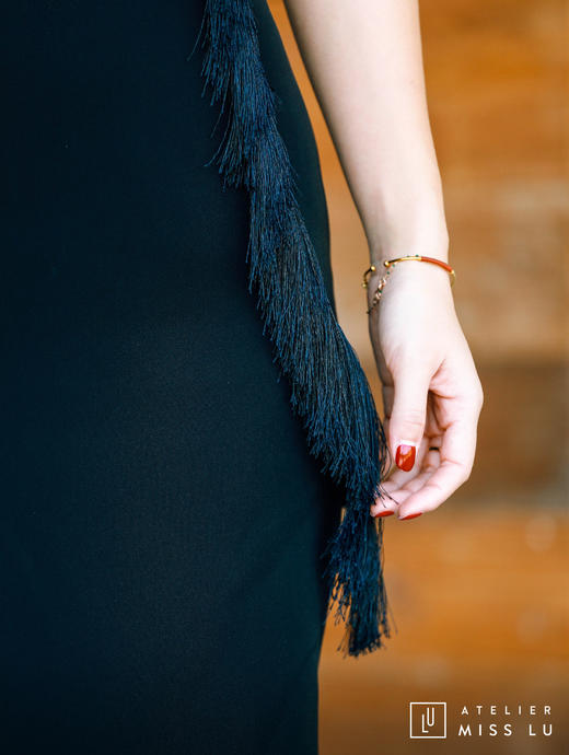 AtelierMissLu / Annet-光泽黑两侧流苏装饰连身裙 商品图4