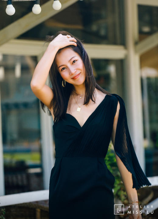 AtelierMissLu / Sinead-黑色单肩风琴褶飘带连身裙 商品图7