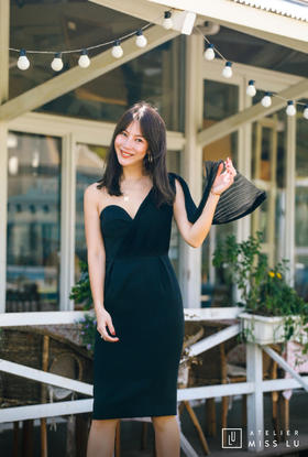 AtelierMissLu / Sinead-黑色单肩风琴褶飘带连身裙