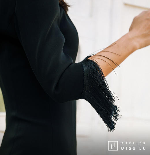 AtelierMissLu / Hera-黑色袖口下摆流苏装饰连身裙 商品图3