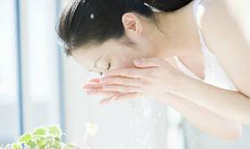 皮肤干燥、时不时的咳嗽还便秘怎么办？