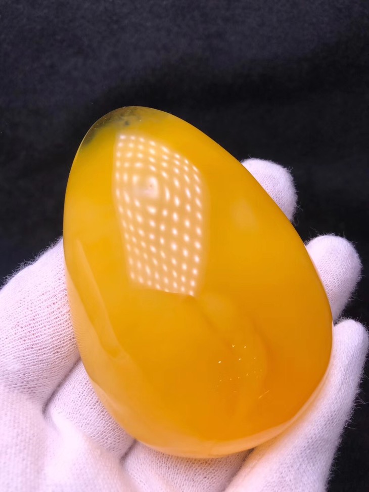 天然蜜蜡鸡油黄水滴吊坠,形状圆润饱满,颜色靓丽养眼,纹路清晰自然,全