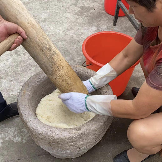 建德三都麻糍把红豆沙芝麻等馅料包在麻糍里一口咬下去香甜软糯齿唇