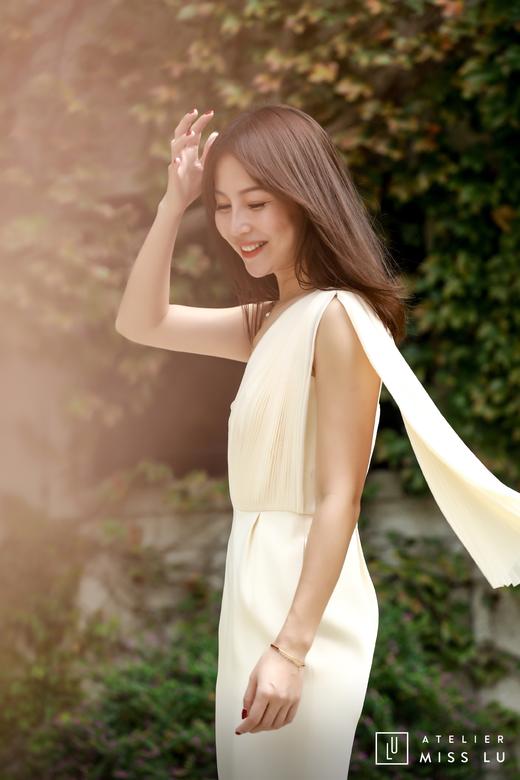 AtelierMissLu / Sinead-白色单肩风琴褶飘带连身裙 商品图2
