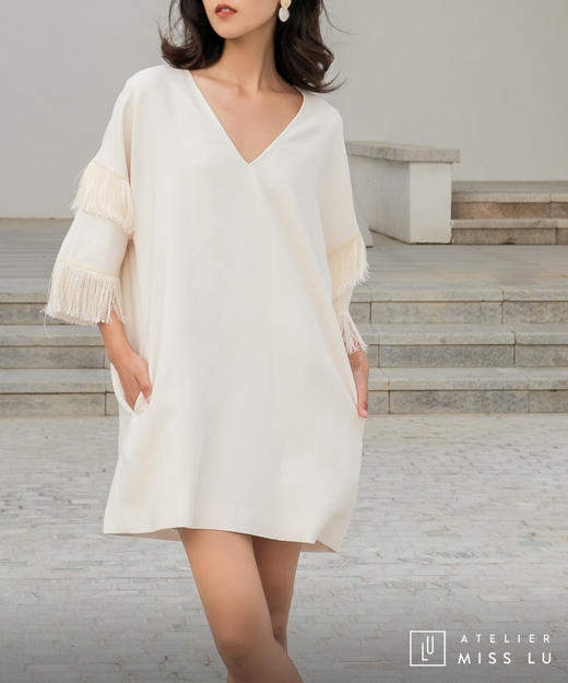 AtelierMissLu / Eileen-珍珠白袖口流苏V领连身裙 商品图10