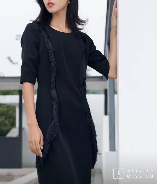 AtelierMissLu / Annet-光泽黑两侧流苏装饰连身裙 商品图14