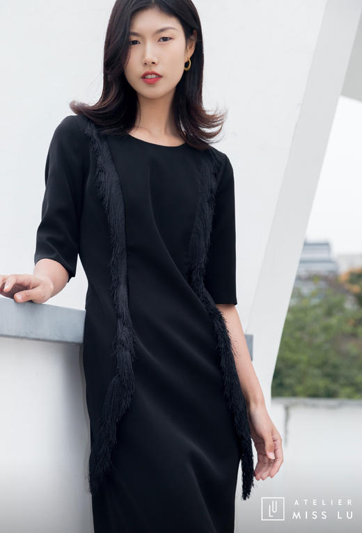 AtelierMissLu / Annet-光泽黑两侧流苏装饰连身裙 商品图11