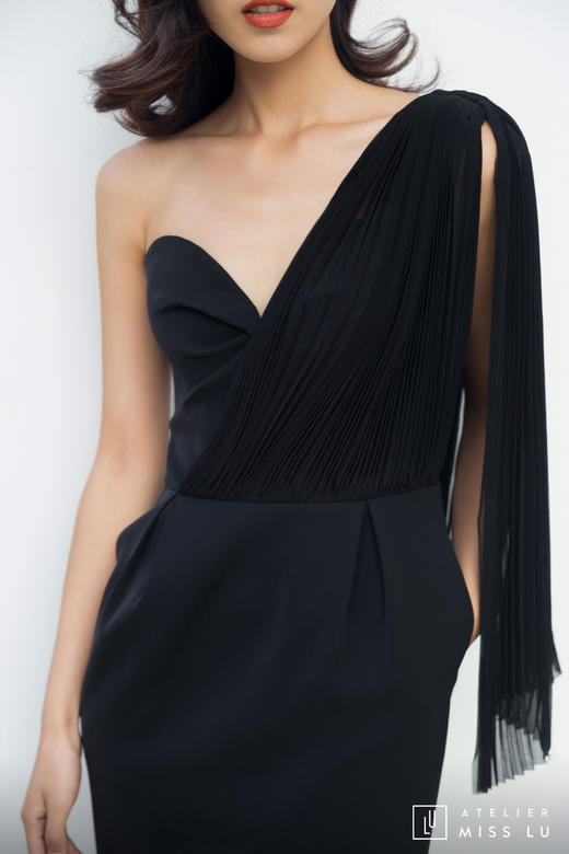 AtelierMissLu / Sinead-黑色单肩风琴褶飘带连身裙 商品图10