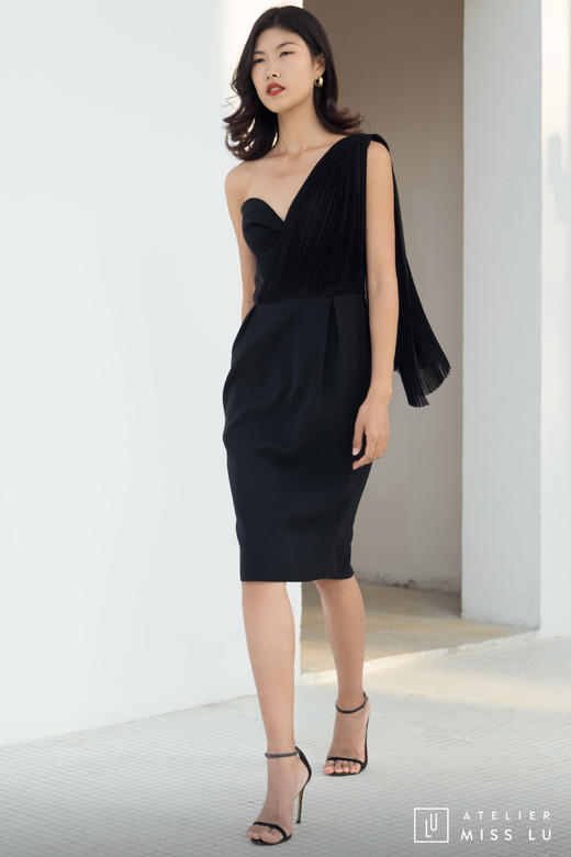 AtelierMissLu / Sinead-黑色单肩风琴褶飘带连身裙 商品图9