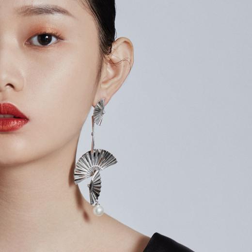 善舞纯银镀铑珍珠耳坠 商品图2