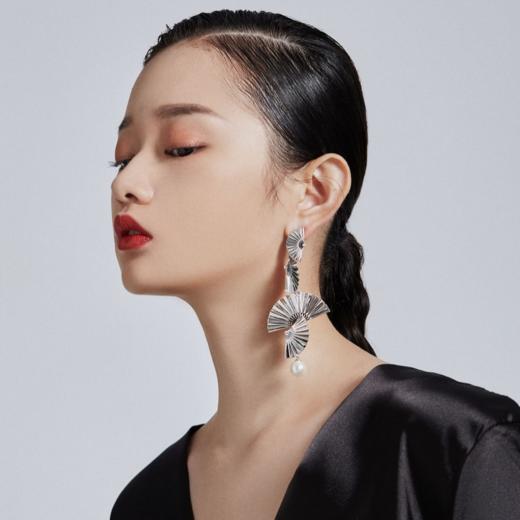 善舞纯银镀铑珍珠耳坠 商品图0