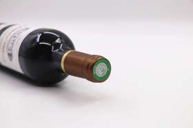 为什么有些法国葡萄酒帽上会有美女头像？