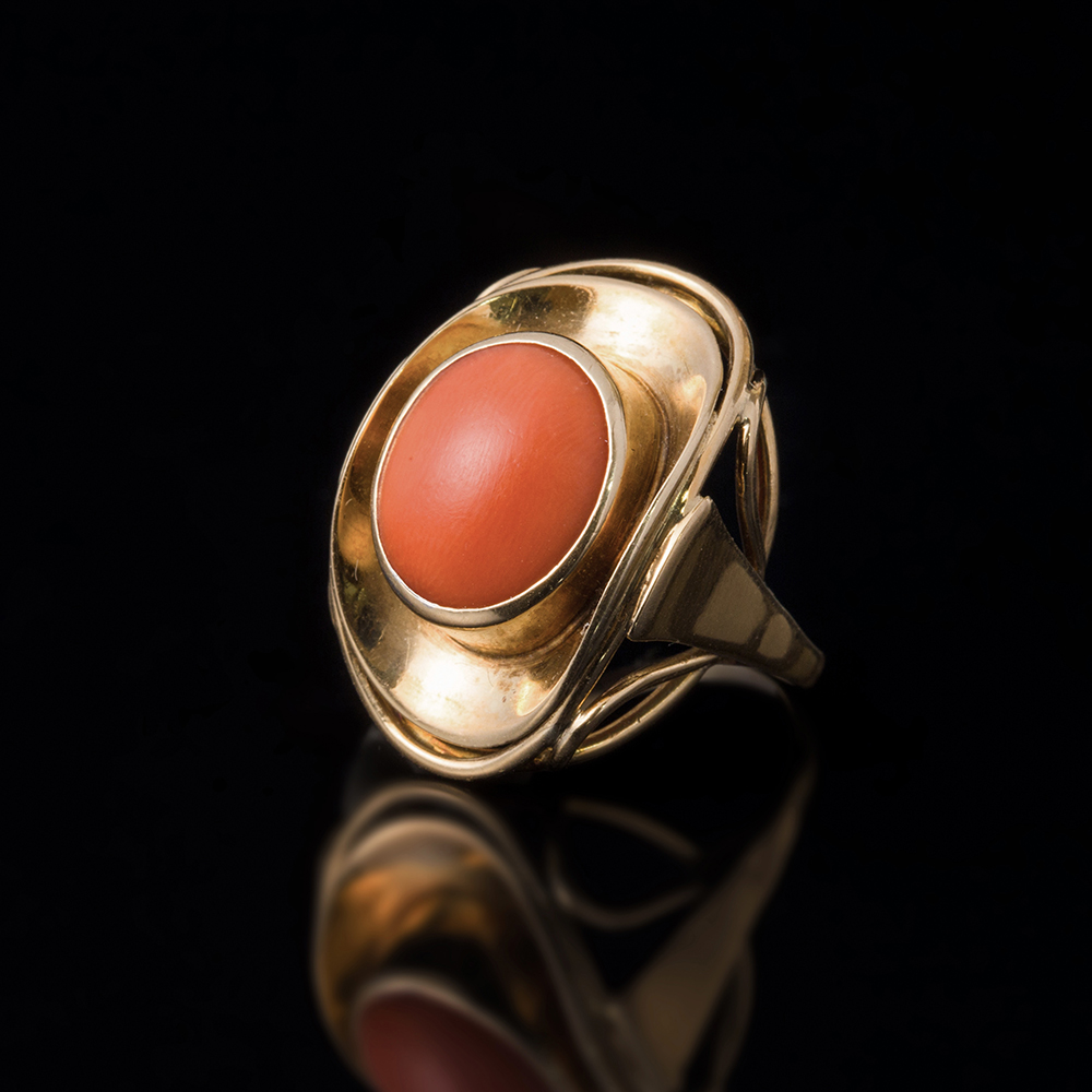 欧洲古董沙丁红珊瑚卷花领戒指