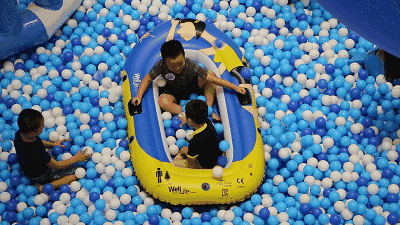 从滑梯上一滑而下, 海洋球随着重力一下飞起, 整个人被淹没在梦幻的