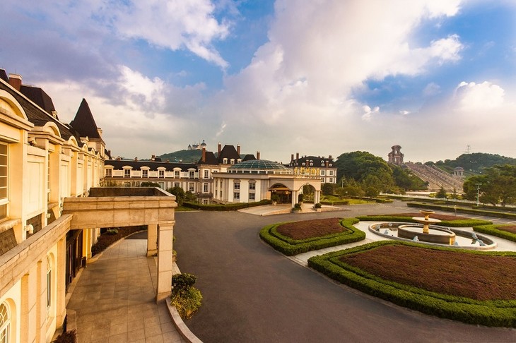 浙江天都城酒店距杭州市中心约20公里,东依余杭区政府所在地临平,西接