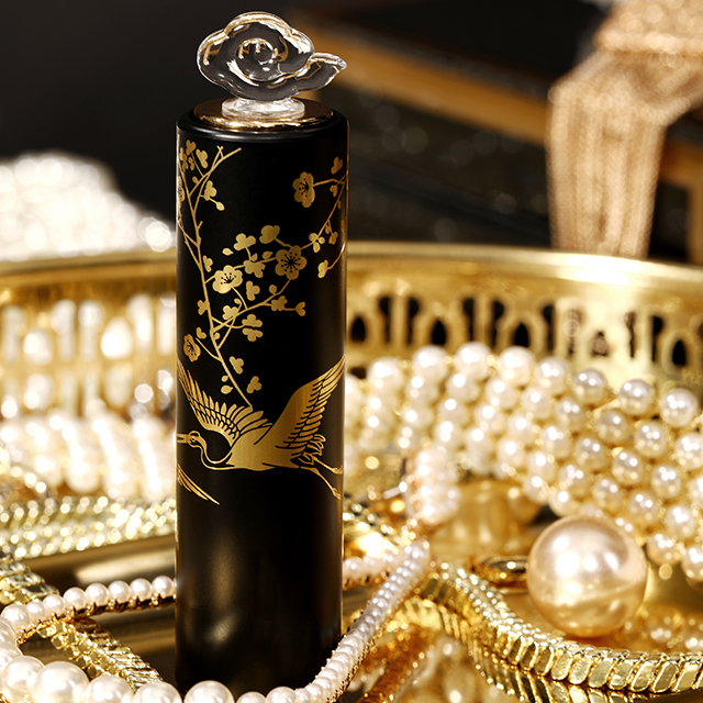 来自故宫的礼物故宫口红 | 暗夜流光螺钿滋润口红,浮天沧海仙鹤口红