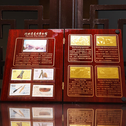 天一书局出品 河姆渡金箔邮品 地方特色花梨木复古礼品装 商品图1