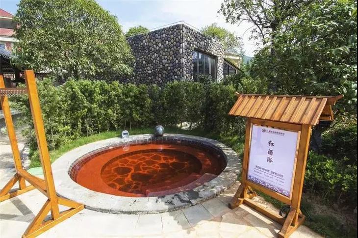 温泉井位于安地水库区域,水温46