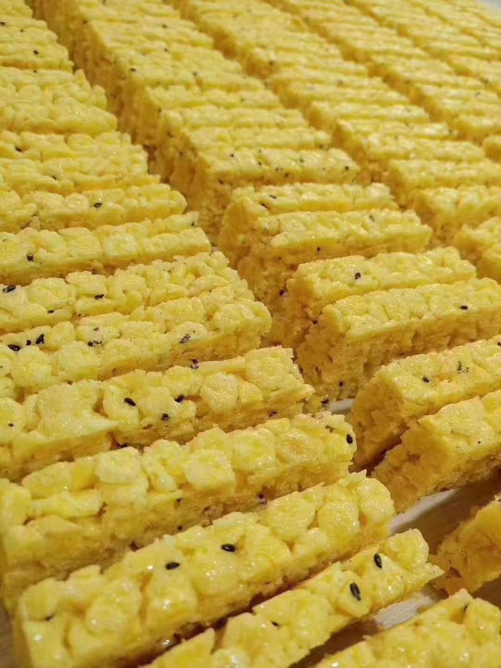 玉米酥传统手工制作,农家种的黑芝麻玉米 .