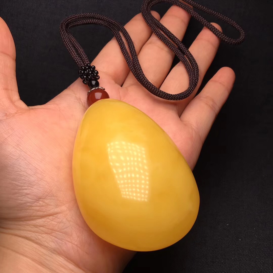 【天然蜜蜡鸡油黄水滴】形状圆润饱满,颜色靓丽养眼,纹路清晰自然,全