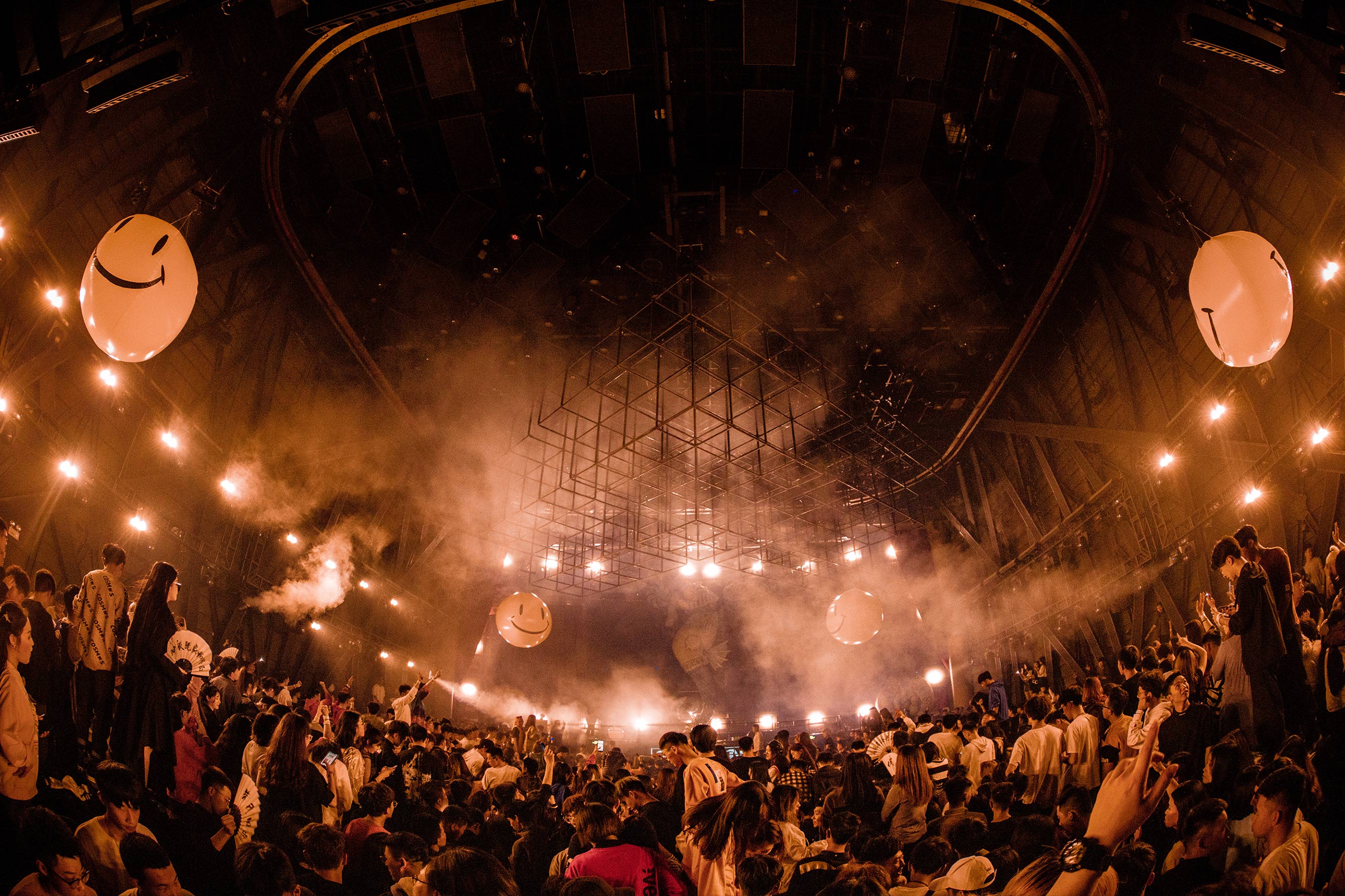 青岛电音节坐标moves十城联动首届寒假高校电音节太空鼠邀你相约电音