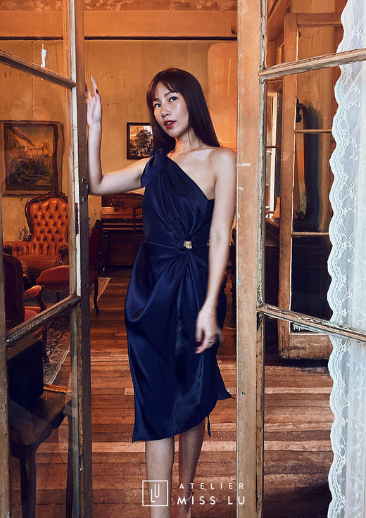 AtelierMissLu / Selene-神秘蓝高腰开叉露肩短款连衣裙 商品图2