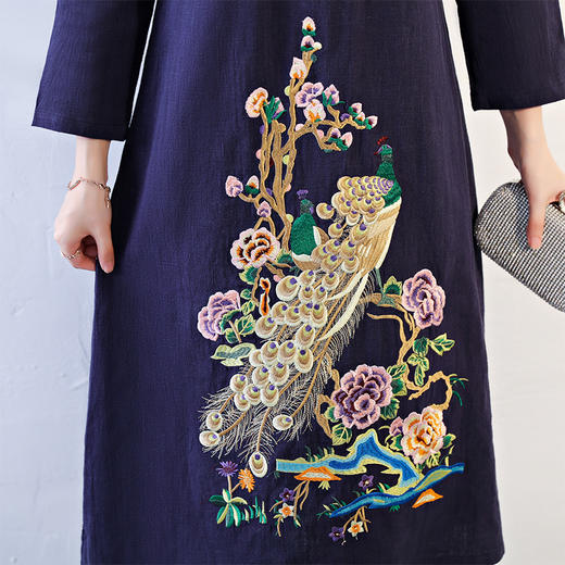 大码民族风原创棉麻绣花v领九分袖中式复古孔雀刺绣旗袍连衣裙(货号