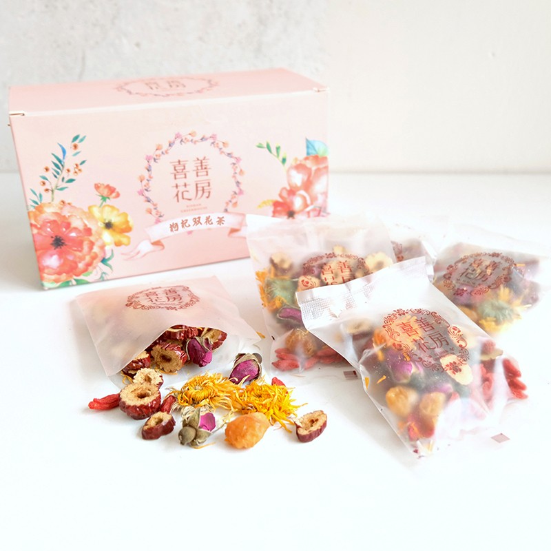 喜善花房 枸杞双花茶140G/盒 这款升级版的桂圆枸杞红枣茶格外适合,基础滋养食材桂圆、枸杞、红枣,搭配温性的玫瑰和凉性的菊花,好喝不易上火,天然的甘甜带一丝丝苦涩,温润的茶汤搭配华丽的汤色