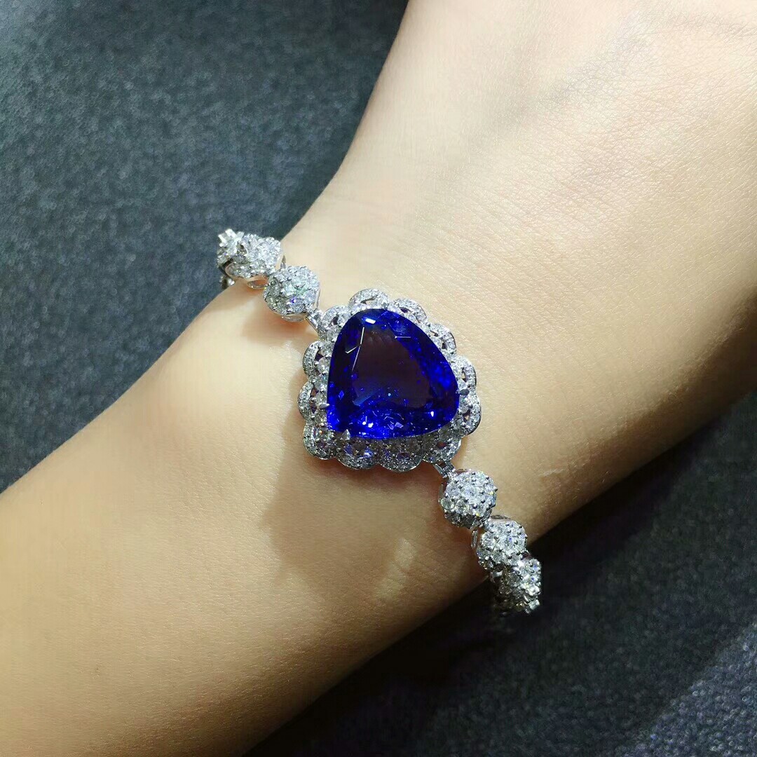 659ct,金:16.24g,钻石:216颗