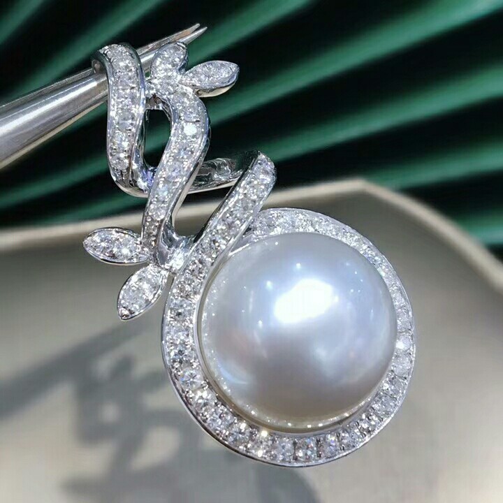 【18k金镶澳白吊坠】澳白14-15mm 正圆形,皮光爆亮,豪镶钻石1.