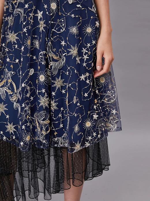 深蓝星空绣花黑网纱长款吊带连衣裙 商品图4