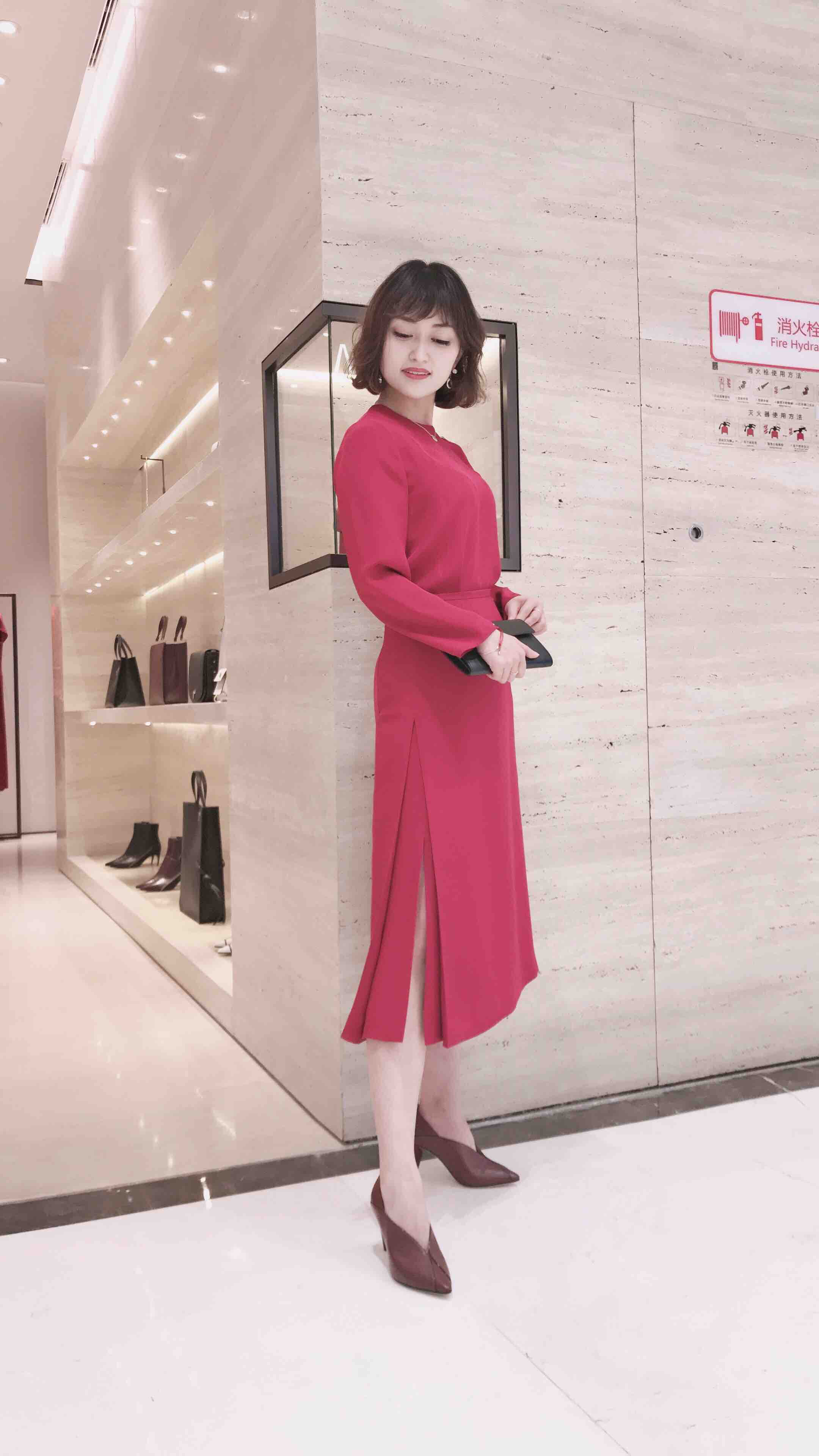 石榴红色连衣裙