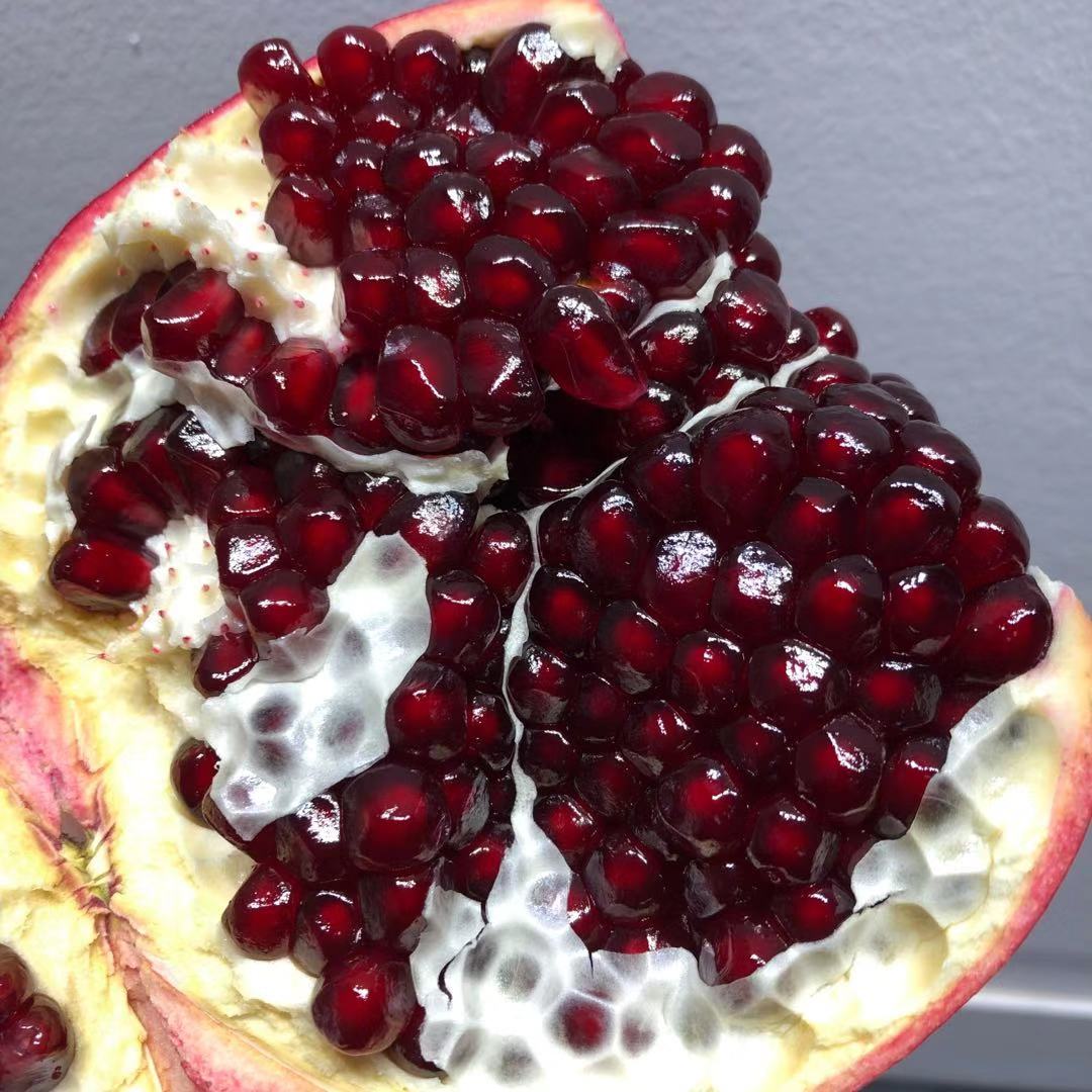 秘鲁黑钻石榴 (black diamond)黑钻石般高贵的果粒色泽,约750g/颗