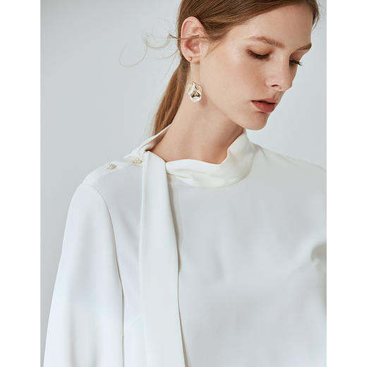 EITIE爱特爱春季新款气质飘带纯色半高领长袖衬衫女打底百搭A2013411 商品图2