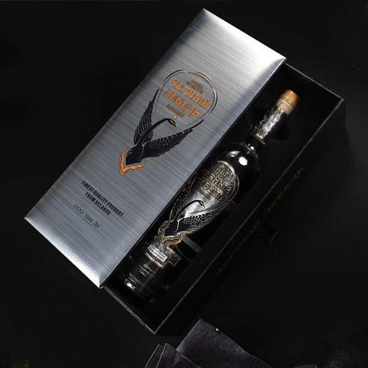 拉达米尔黑天鹅伏特加700ml 宴会聚餐调酒送礼 俄优品