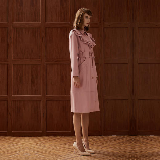 荷叶领粉色天丝长风衣 商品图1