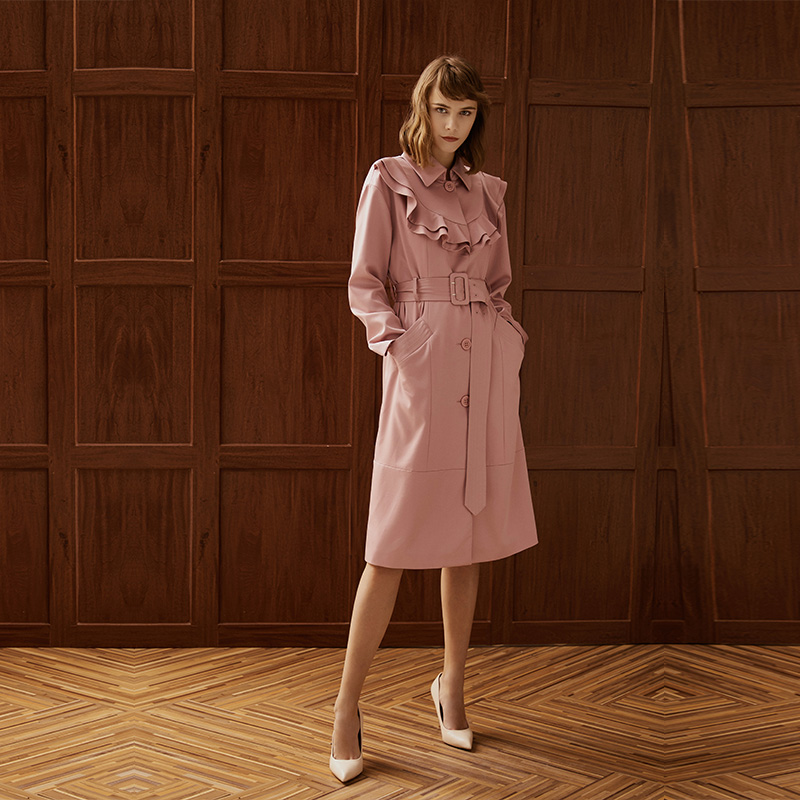 荷叶领粉色天丝长风衣