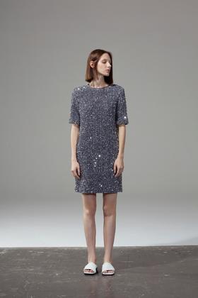 宽松短袖圆领连衣裙