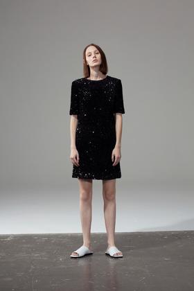 宽松短袖圆领连衣裙