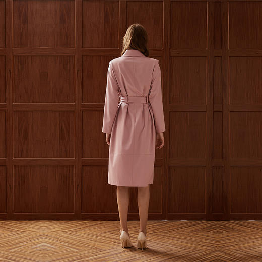 荷叶领粉色天丝长风衣 商品图2