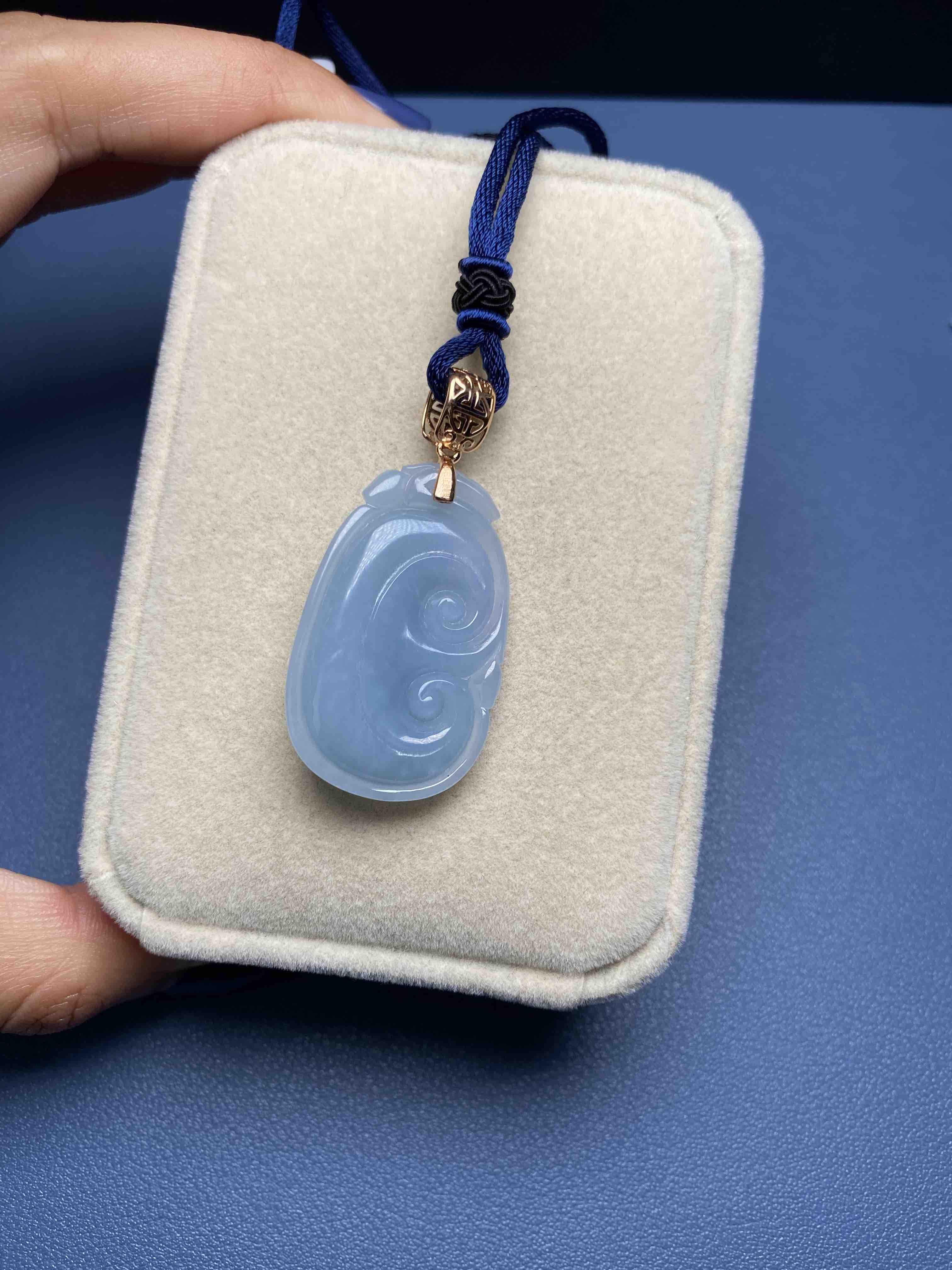 细糯整体浓紫如意,厚实完美,镶嵌18k玫瑰金扣,重金镶嵌,配16股纯手工