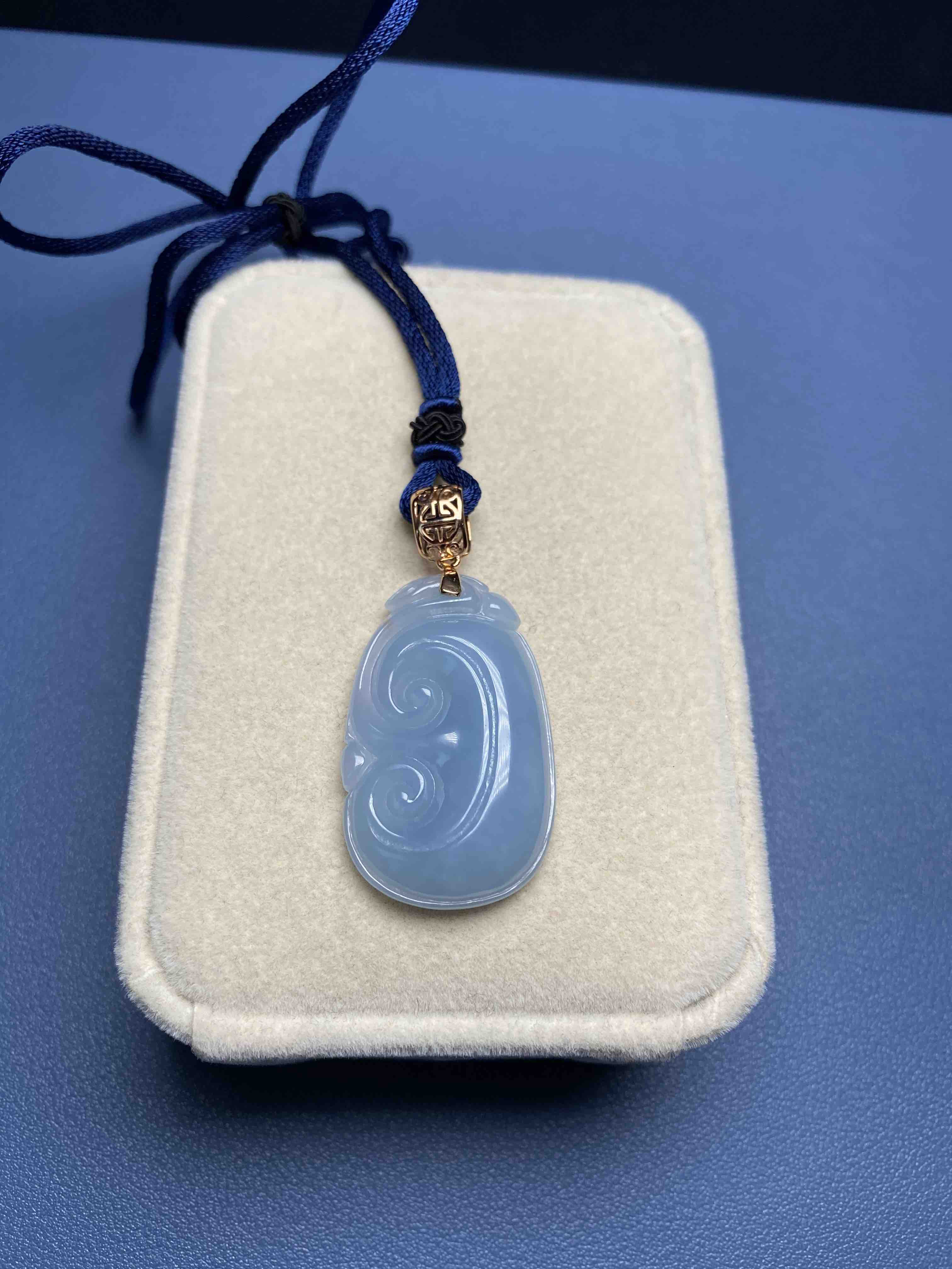 细糯整体浓紫如意,厚实完美,镶嵌18k玫瑰金扣,重金镶嵌,配16股纯手工