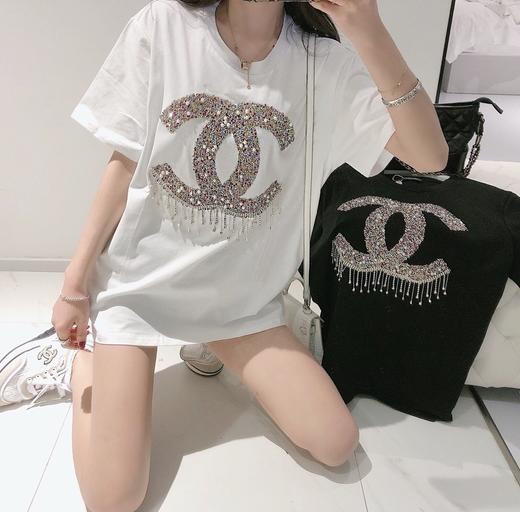 点此购买 香奈儿女款重工烫钻t恤 太136556