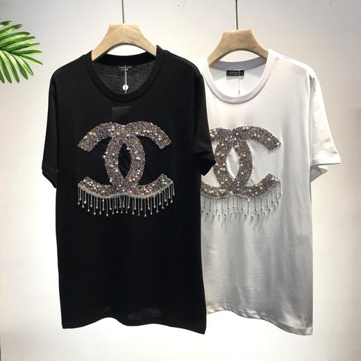 点此购买 香奈儿女款重工烫钻t恤 太136556
