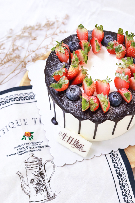 【草莓之恋】- 香浓醇厚巧克力淋面,氤氲撩人的甜蜜果香,营造专属的