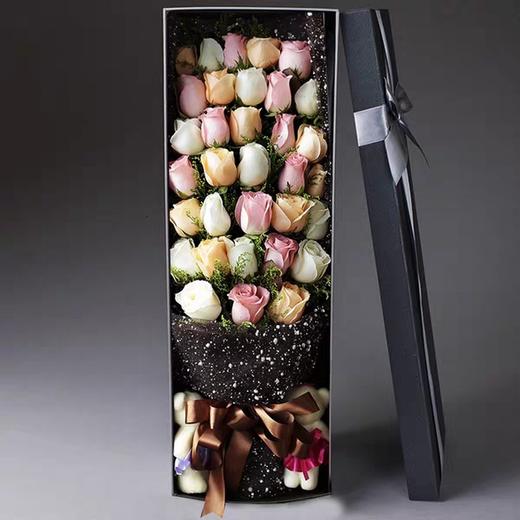 真诚的爱   11支粉玫瑰，11支白玫瑰，11支香槟玫瑰，黄莺，礼盒包装(1662) 商品图0