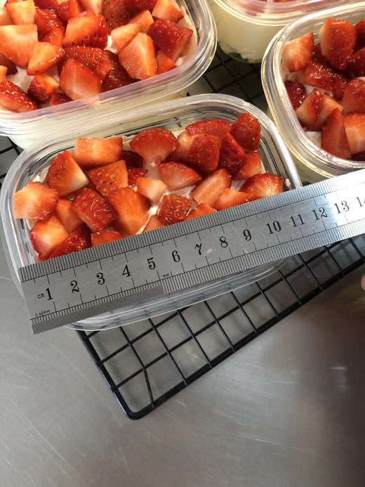 草莓盒子，松软戚风蛋糕，马蹄爆爆珠，蓝风车动物奶油，全部手工熬制果酱，清香扑鼻的新鲜草莓🍓 商品图7