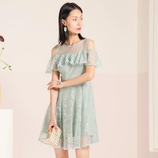 31922102诺曼琦2020夏季新款网纱刺绣蕾丝连衣裙女露肩甜美淑女范中长